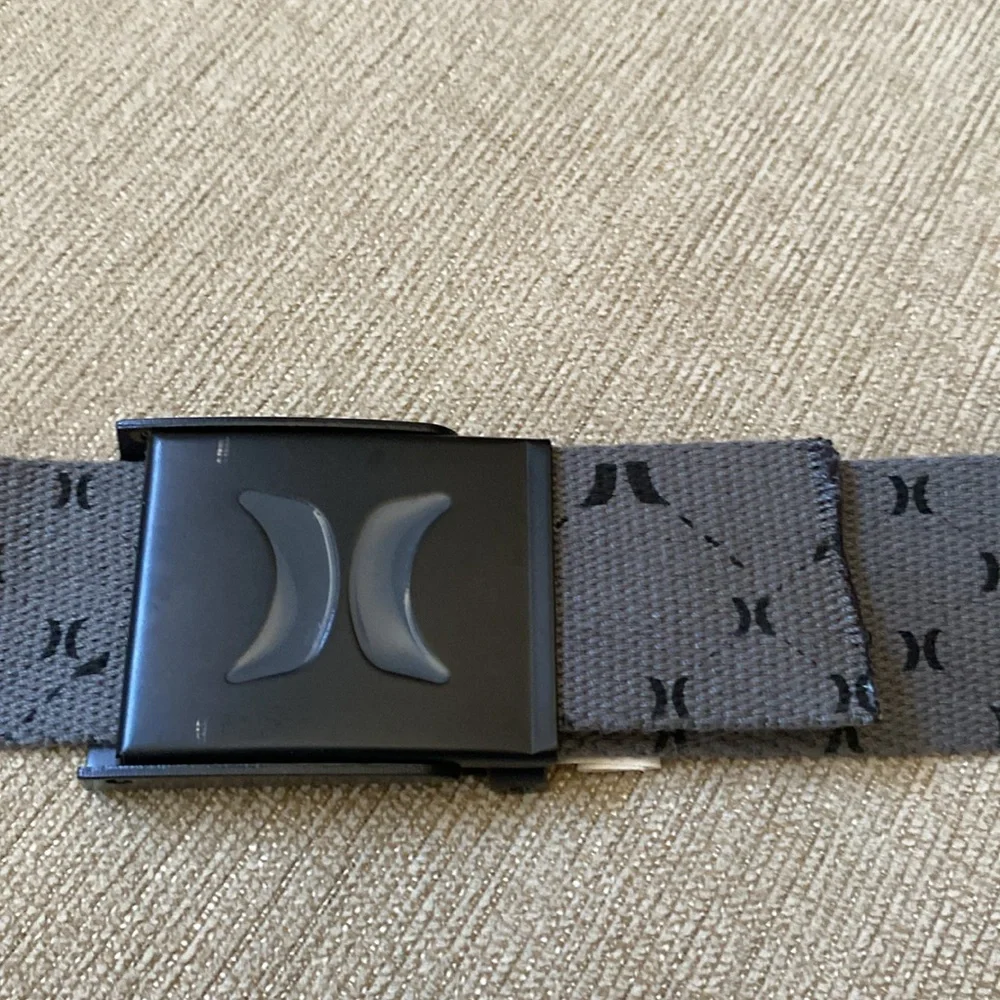 Hurley adjusable gray belt with design throughout.
